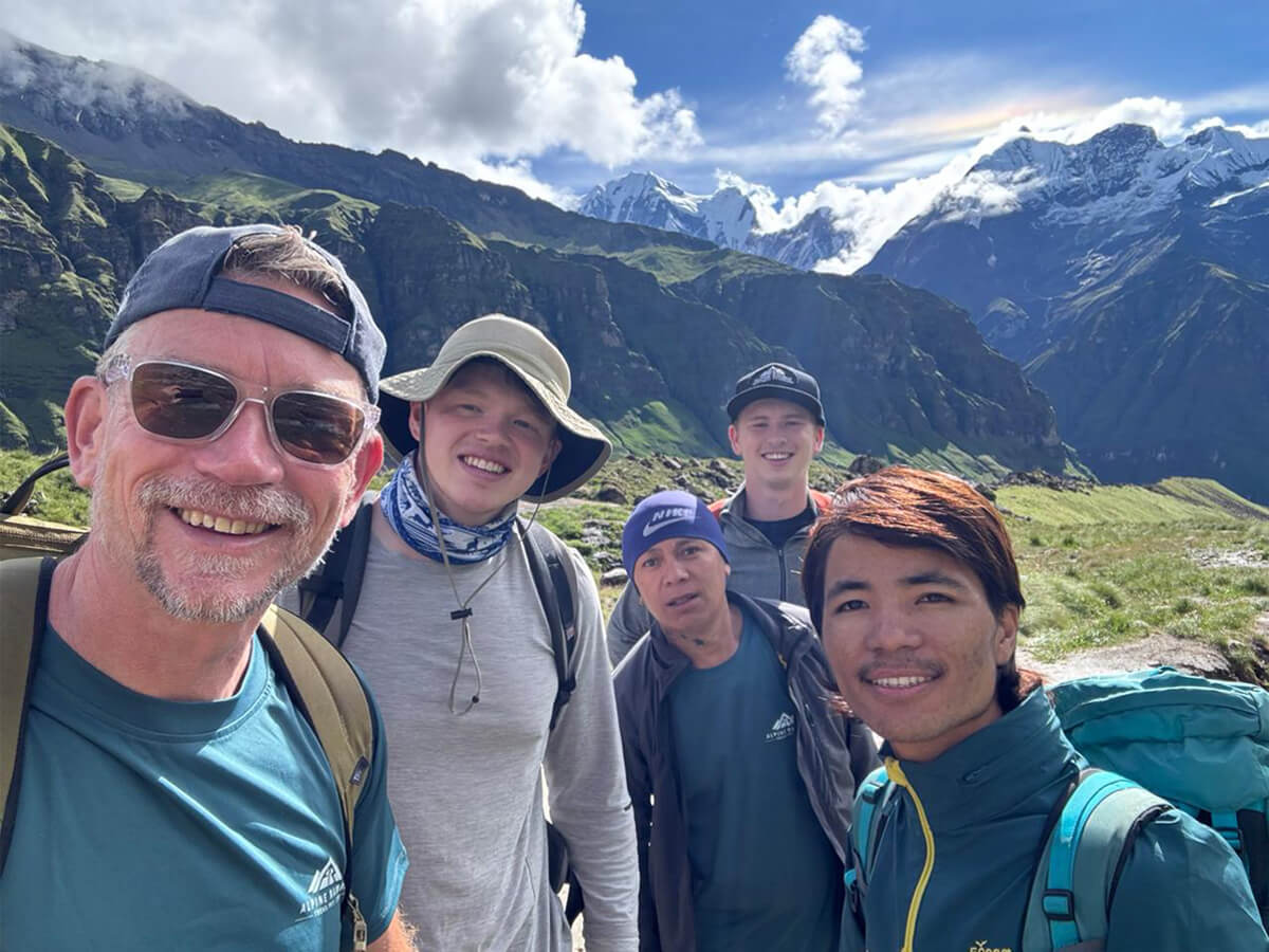 group-on-annapurna-hike