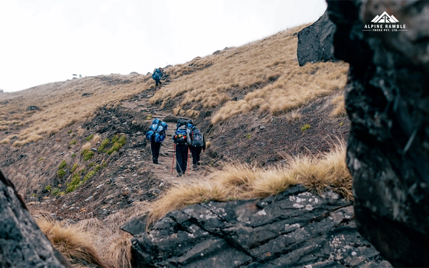 manaslu trek porters